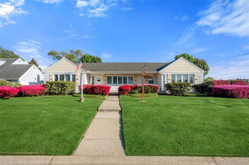 1005 3rd St, West Babylon, NY, 11704-4713 | Card Image