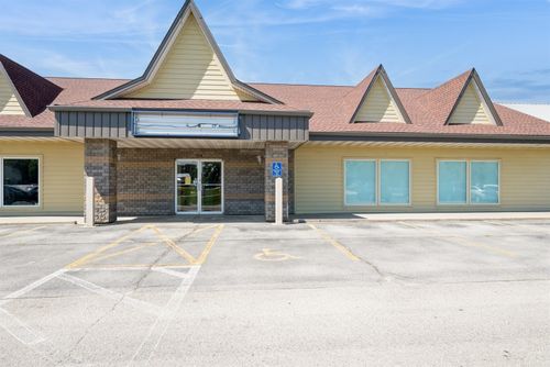 754 N Center Point Rd, Hiawatha, IA, 52233-1226 | Card Image
