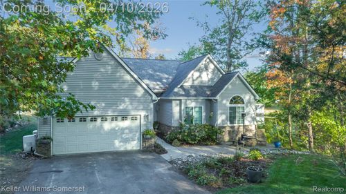 70 Lakeview Dr, Oxford, MI, 48370-3030 | Card Image