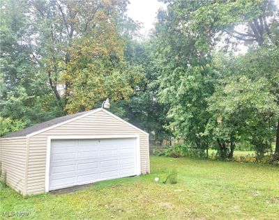 Garage with a lawn | Image 2