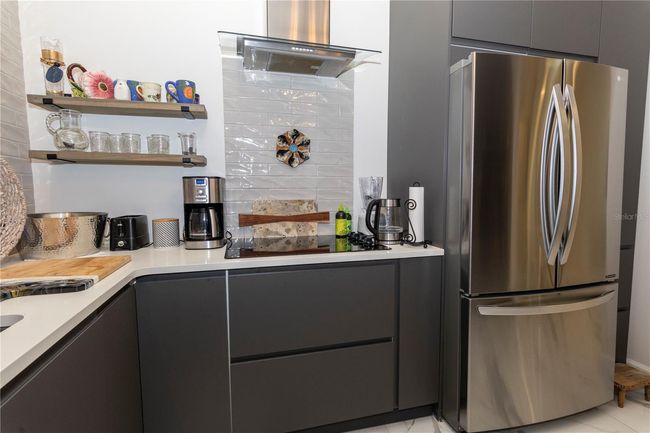Range and range hood | Image 10
