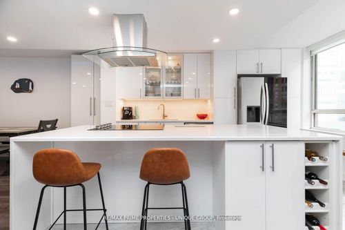 903-633 Bay St, Toronto, ON, M5G2G4 | Card Image