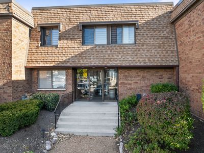 161 - 210 Old Oak Drive, Condo with 2 bedrooms, 2 bathrooms and 1 parking in Buffalo Grove IL | Image 2