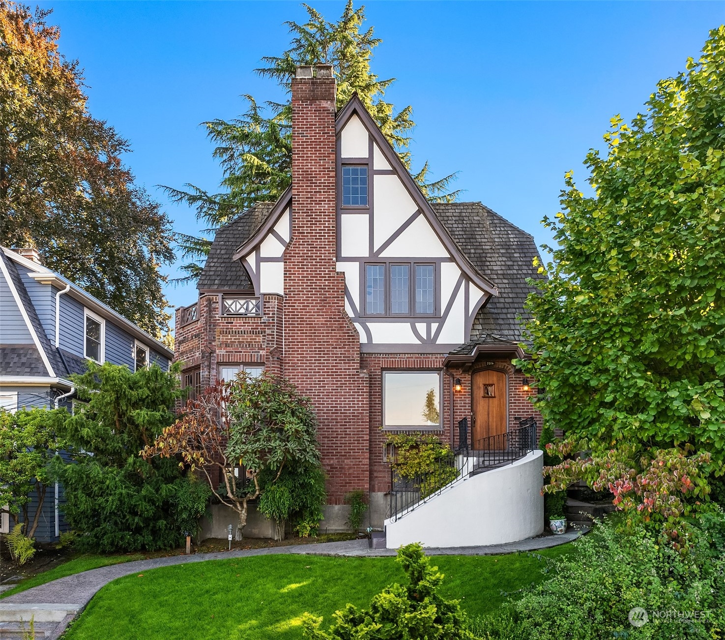 Crescent Dr, Seattle, WA 98112