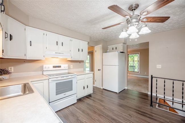 eat-in kitchen | Image 13