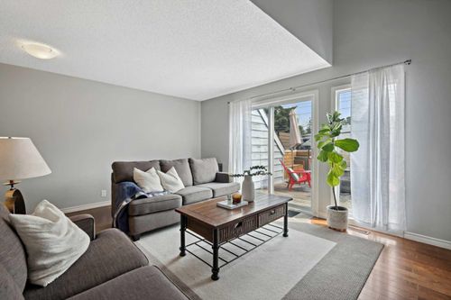 6-127 11 Avenue Ne, Calgary, AB, T2E0Y7 | Card Image