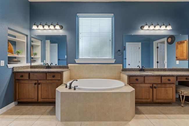 Relax in the garden soaker tub after a long day. | Image 23