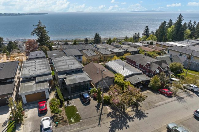 14774 Thrift Avenue, House other with 3 bedrooms, 2 bathrooms and 5 parking in White Rock BC | Image 2