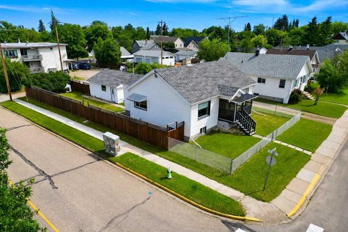 5040 46 St, Innisfail, AB, T4G1L6 | Card Image