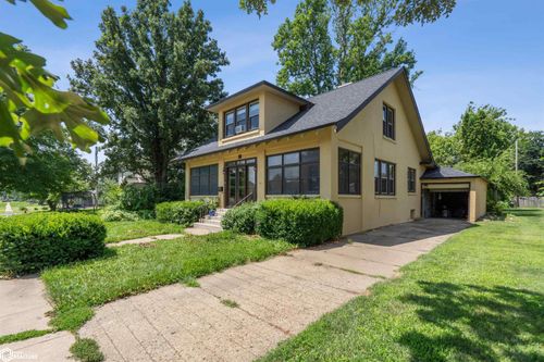 909 Elm St, Grinnell, IA, 50112-2036 | Card Image