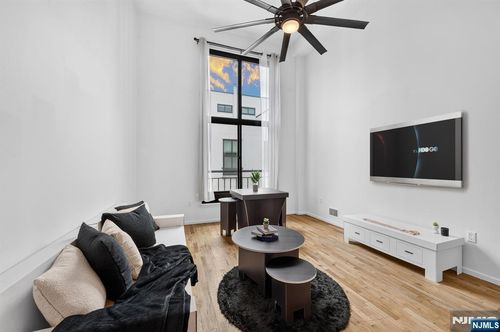 518 Gregory Ave, Weehawken, NJ, 07086-5706 | Card Image