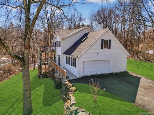 15 Meadow Dr, Red Hook, NY, 12571-1202 | Card Image