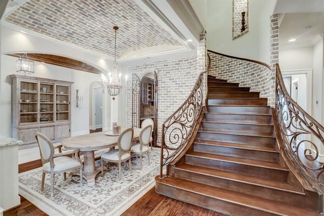 Grand stairway. | Image 7