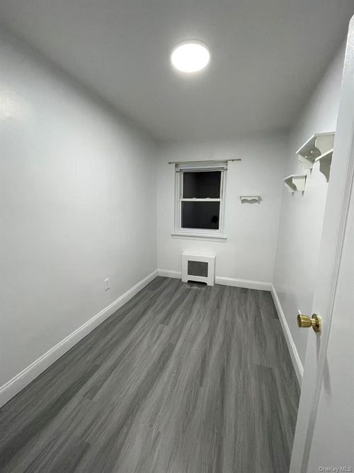 19801 56th Ave, Fresh Meadows, NY, 11365-1709 | Card Image