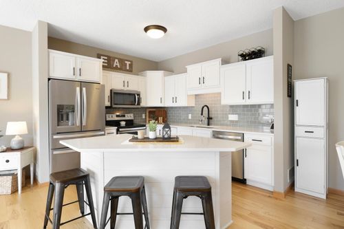 20077 Highview Ave, Lakeville, MN, 55044-6868 | Card Image