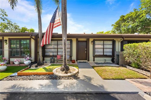 10311 Laurel Ct, Pembroke Pines, FL, 33026-2409 | Card Image