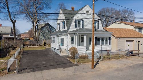 15 Redfern St, North Providence, RI, 02911-1616 | Card Image