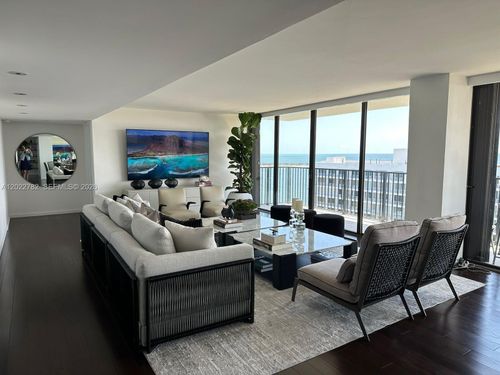 1907-1450 Brickell Bay Dr, Miami, FL, 33131-3617 | Card Image