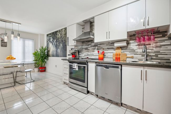 8 Louana Cres, Condo with 4 bedrooms, 4 bathrooms and 2 parking in Vaughan ON | Image 4