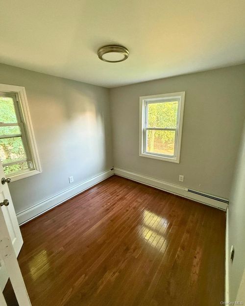 10 Spruce St, Bay Shore, NY, 11706-6616 | Card Image