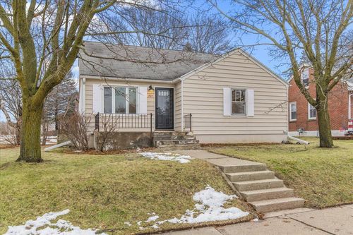 305 S Silverbrook Drive, West Bend, WI, 53095 | Card Image