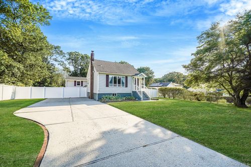 6 Cedar Oaks Ave, Farmingville, NY, 11738-2502 | Card Image