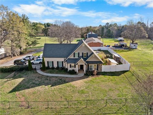 1066 Hickory Tree Rd, Winston Salem, NC, 27127-9140 | Card Image