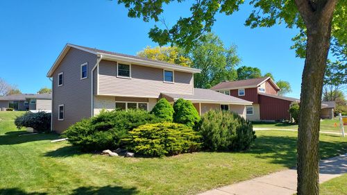 8030 S Waring Dr, Oak Creek, WI, 53154-2823 | Card Image