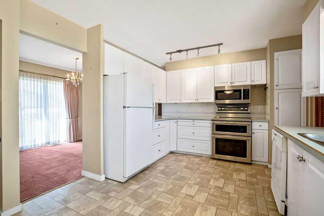 4115 Grosvenor Place Sw, Home with 3 bedrooms, 1 bathrooms and 3 parking in Calgary AB | Image 12