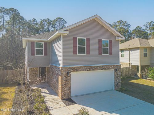 5261 Overland Dr, Biloxi, MS, 39532-8589 | Card Image