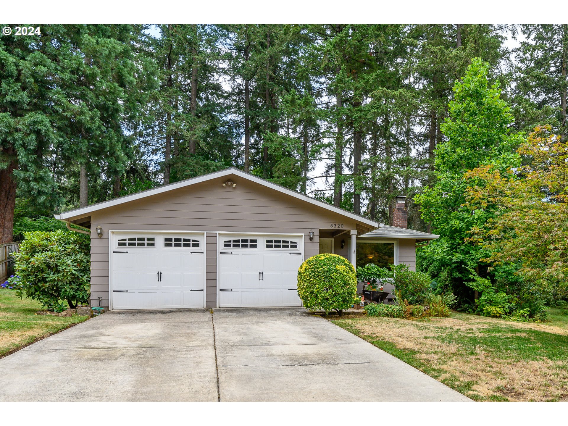 Chinook Ct, Lake Oswego, OR 97035