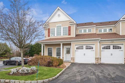 22 Meadow Ct, Oakdale, NY, 11769-1632 | Card Image