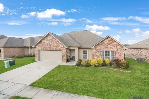 8807 Black Birch Ave, Zachary, LA, 70791-8352 | Card Image