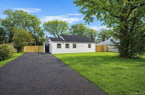 10 Linda Ln, Central Islip, NY, 11722-2103 | Card Image