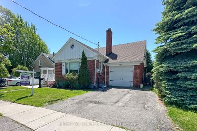 218 Kendal Ave, Home with 6 bedrooms, 3 bathrooms and 3 parking in Oshawa ON | Image 2