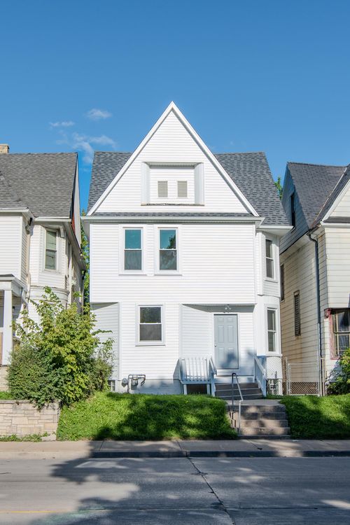 2008 N 35th St, Milwaukee, WI, 53208-1925 | Card Image