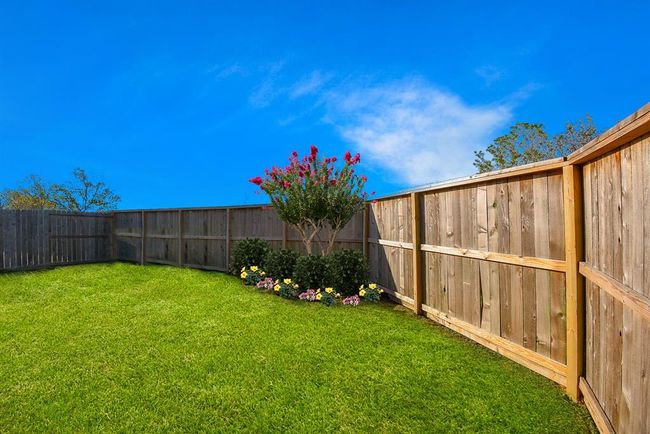 Lovely private backyard with no rear neighbors | Image 31