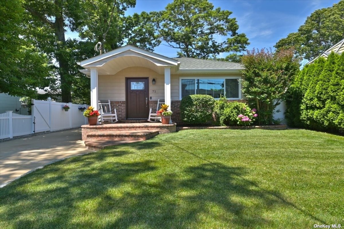 Abbey St, Massapequa Park, NY 11762