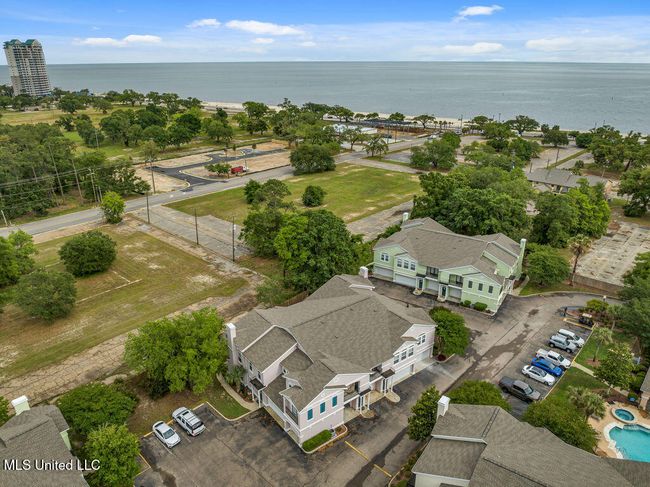Exterior Overview | Image 32