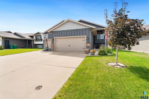 3017 S Keyrell Dr, Sioux Falls, SD, 57106-7304 | Card Image