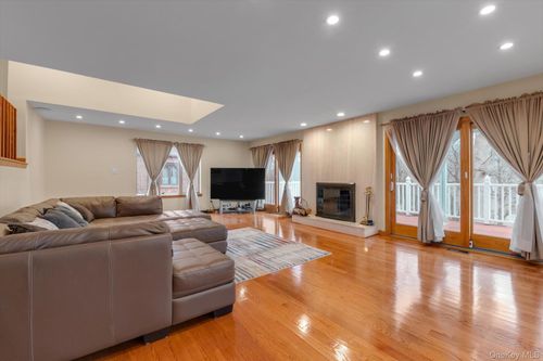 217-63 Corbett Rd, Bayside, NY, 11361-2240 | Card Image