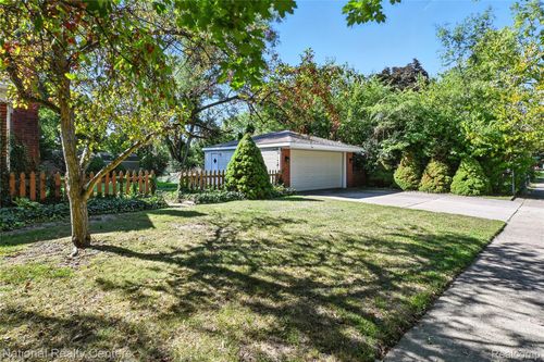 9365 Tavistock Dr, Plymouth, MI, 48170-4728 | Card Image