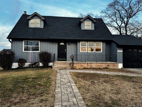 696 N Delaware Ave, Lindenhurst, NY, 11757-2809 | Card Image