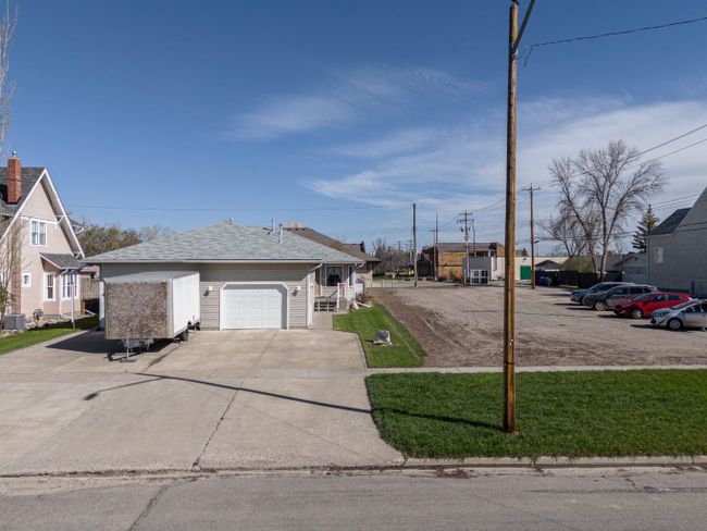 216 48 Avenue W, Home with 2 bedrooms, 2 bathrooms and 2 parking in Claresholm AB | Image 35