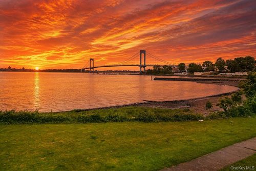 4 Point Cres, Whitestone, NY, 11357-1045 | Card Image