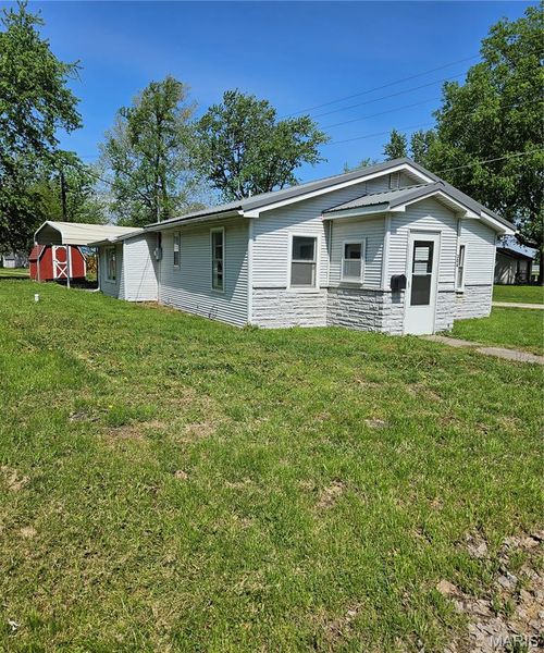 304 N Shelby St, Shelbina, MO, 63468-1032 | Card Image
