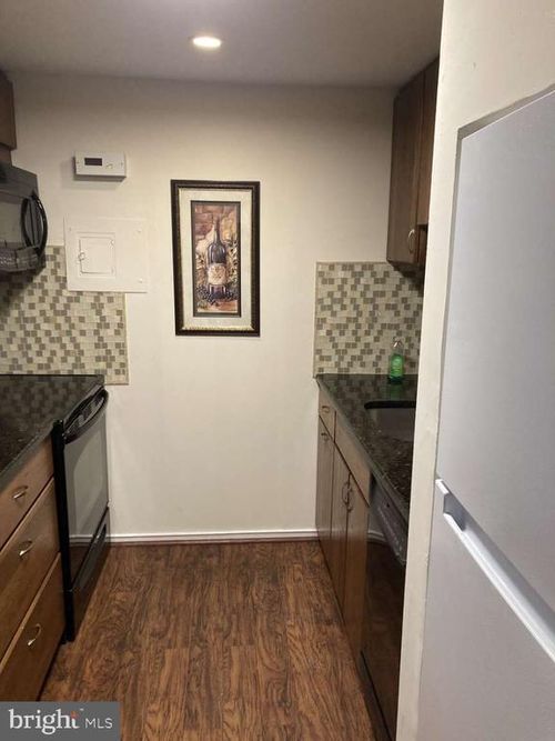 apt-d2-33 W Chester Pike, RIDLEY PARK, PA, 19078-2022 | Card Image
