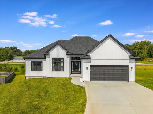 19044 Pawnee Ct, Saint Joseph, MO, 64505-8902 | Card Image