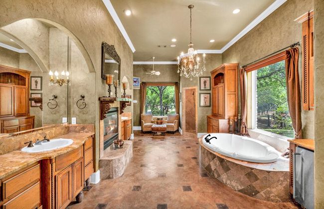 565 Lost Hunters Cyn, House other with 5 bedrooms, 5 bathrooms and 3 parking in China Spring TX | Image 26