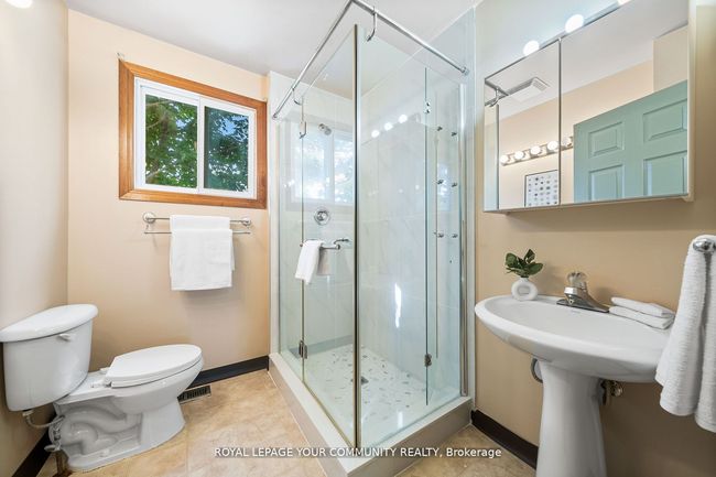 203 Taunton Rd W, House attached with 3 bedrooms, 2 bathrooms and 2 parking in Oshawa ON | Image 23